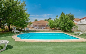 Stunning Home In La Carlota With Wifi